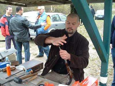 BOB je prvi stisao muda i okusao se u punjenju pistolja...