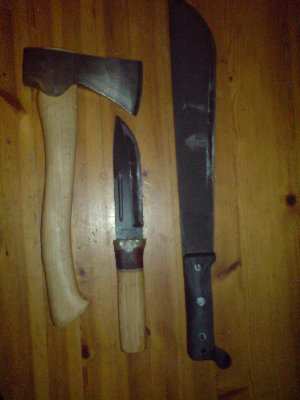 i nož za po doma uz podršku za šumu. Ontario CT1 12"machete,Ontario SP17 Quartermaster (originalnu Gnvory dršku zamjenio sam drškom od roga kože i bukve,mala Jonsered sjekira koju za njih i Husquarnu radi Wetterlings (u zadnje vrijeme Gränsfors Bruks).