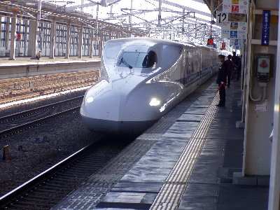 shinkansen trenutno jedan od najbrzih vlakova na svijetu voziti se u njemu je kao voziti se u avionu