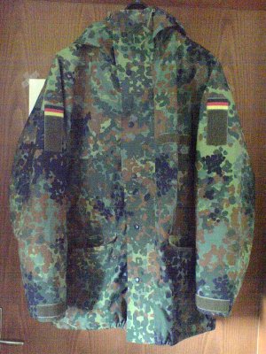 GoreTex jakna/bluza s kapuljacom (polovna ali ocuvana), cijena prava sitnica - 8,5€, bilo je steta propustiti! Samo moram obojiti te zastavice (necu ih skidati da ne sjebem platno)