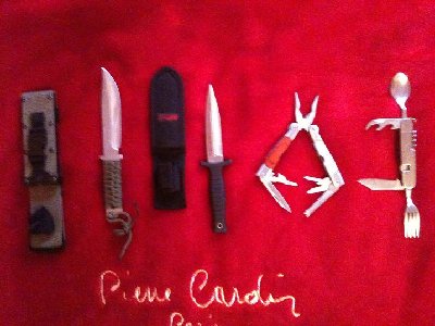S lijeva na desno:<br />1. Smith and Wesson ''Guide-master''<br />2. MTech bodež<br />3. Multi alat <br />4. Još jedan multialat-sav beštek na jednom mjestu, vrlo praktično
